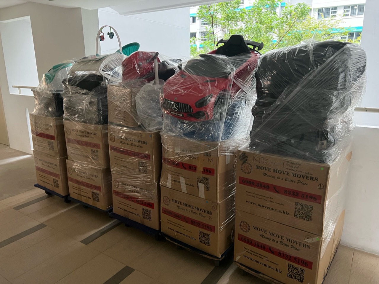 Move Move trolleys carrying boxes and bulky wrapped household items