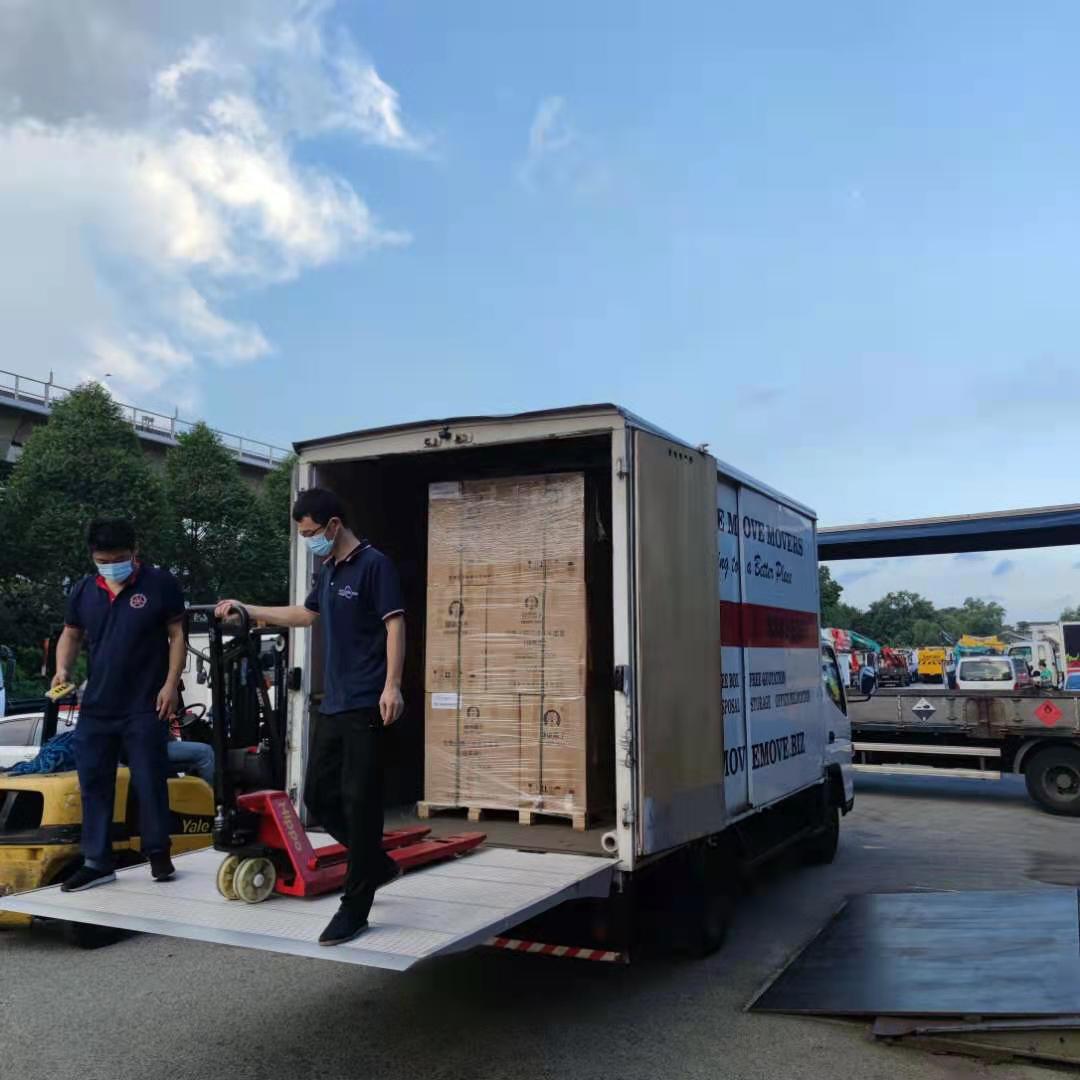 Move Move Movers 团队使用尾板货车搬运托盘货物进行本地配送