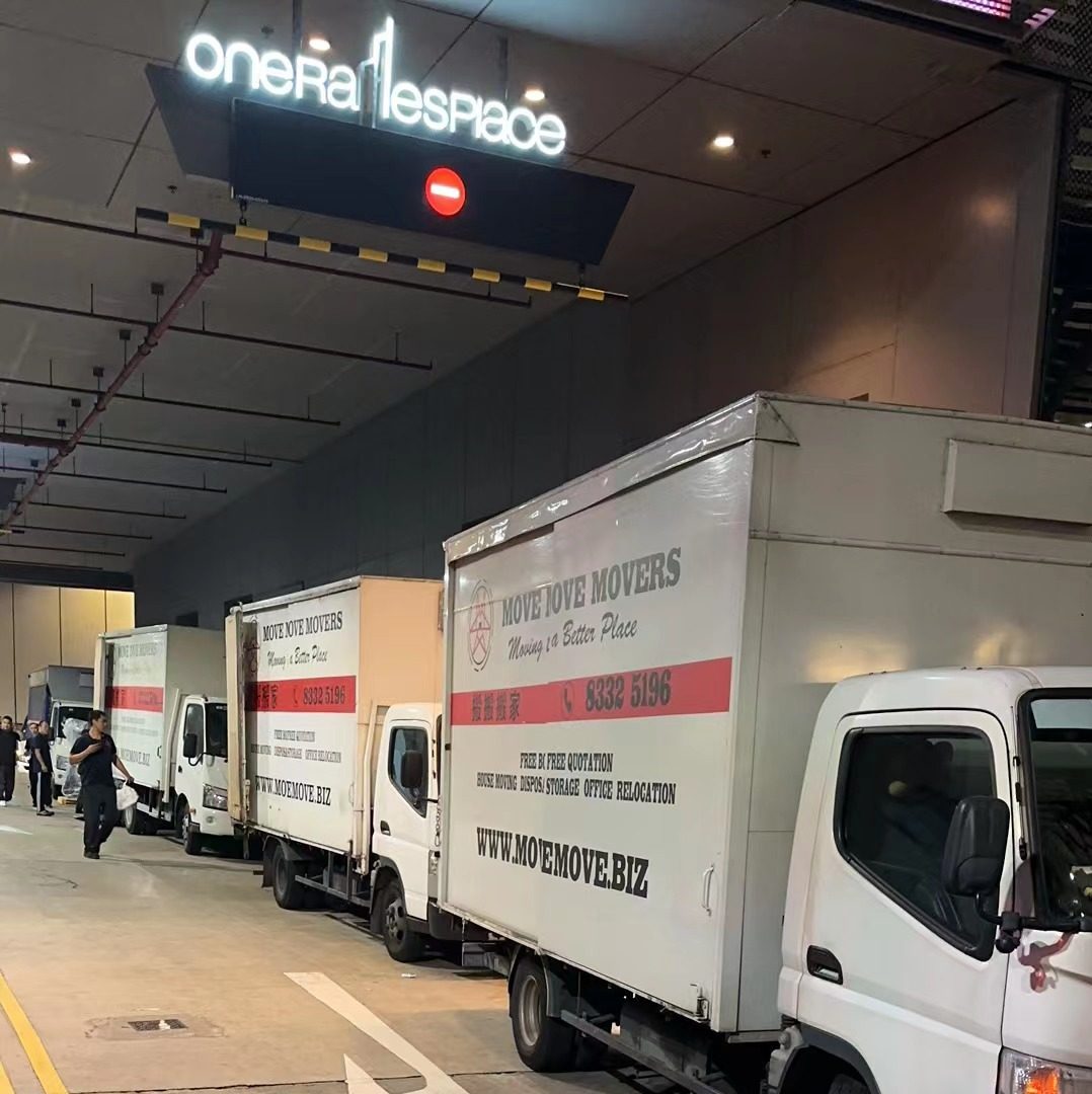 Singapore’s Best Movers Move Move Movers providing top moving services in a residential area