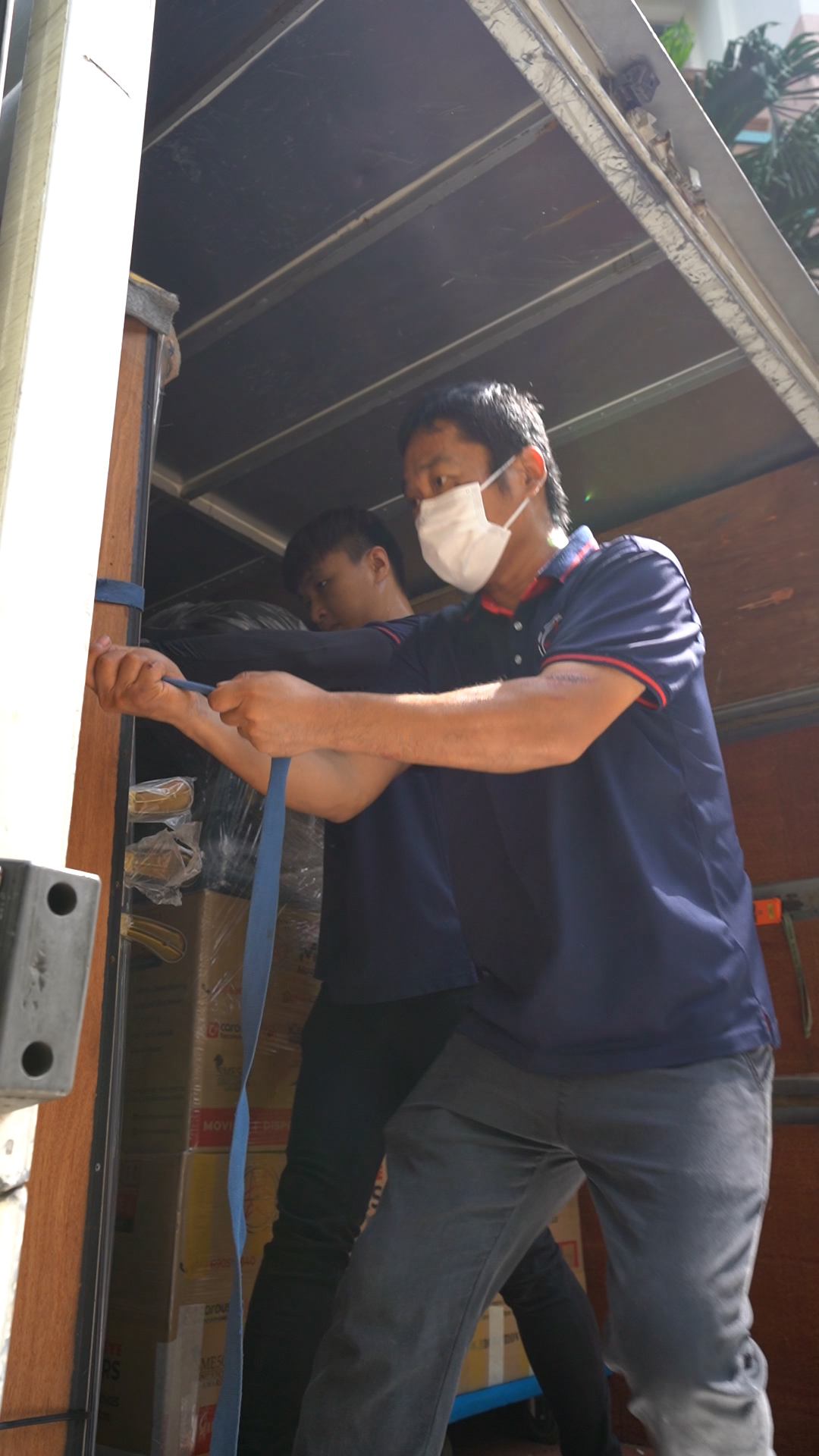 Private disposal truck handling a larger mixed-item pickup in Singapore