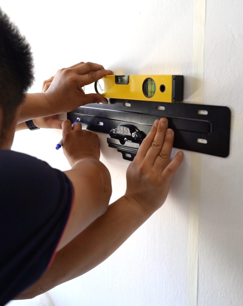 Levelling TV wall mount bracket with spirit level for straight installation