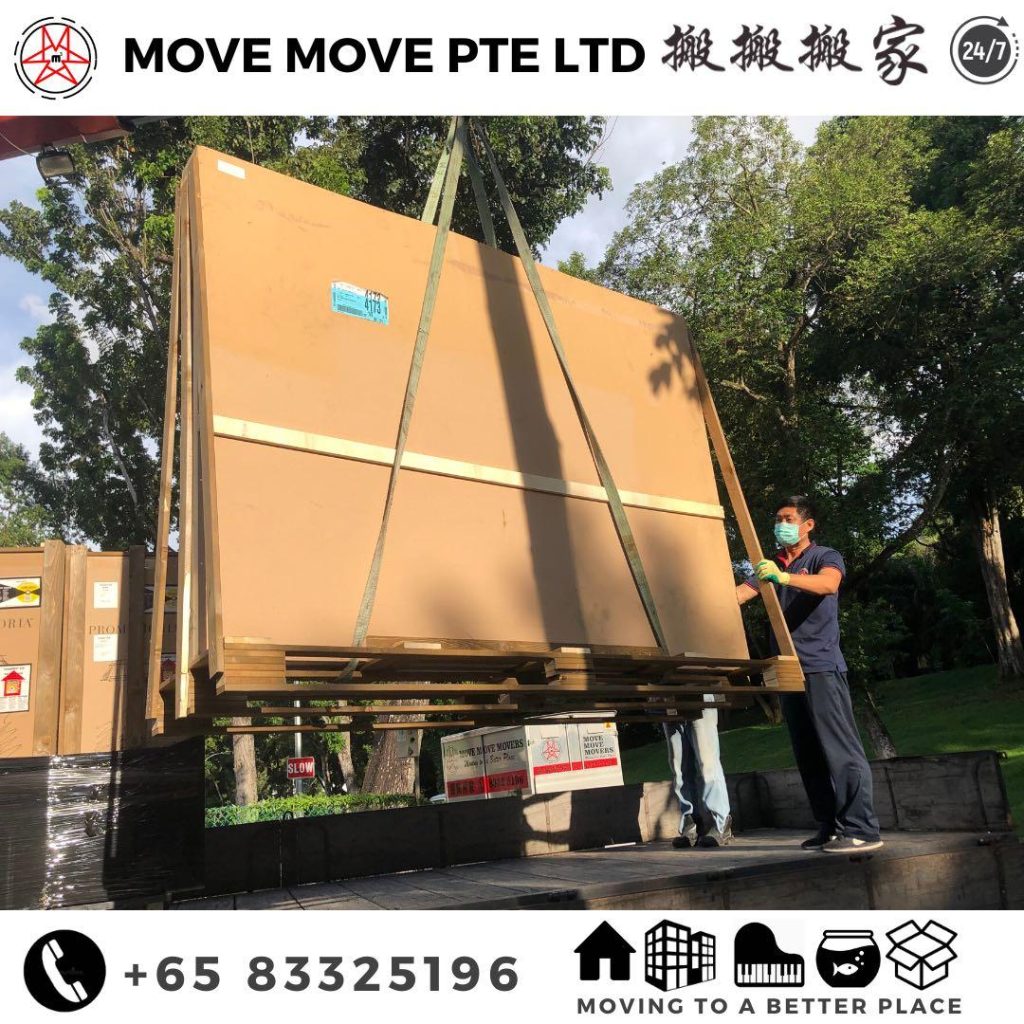 Move move movers chinese special item moving service scene – move move movers – move move movers Move Move Movers crew using lifting support for a large special item in Singapore